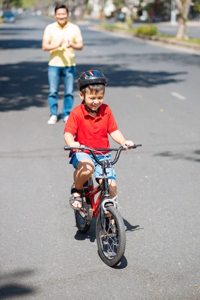 Niño montar en bicicleta — Foto de Stock