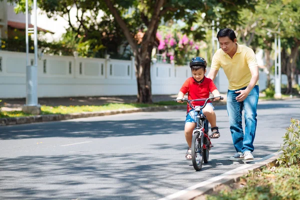 Muž vyučování syna na kole — Stock fotografie