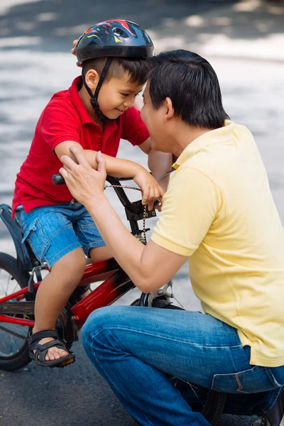 Hombre animando a su hijo — Foto de Stock