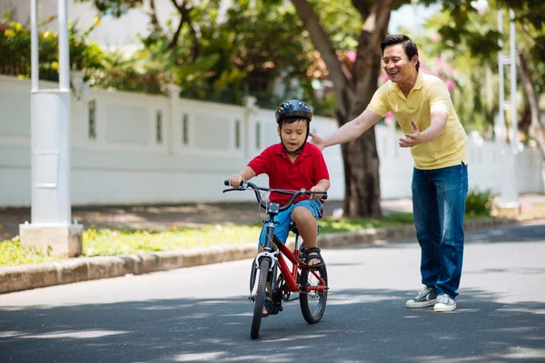 Hijo montar en bicicleta — Foto de Stock