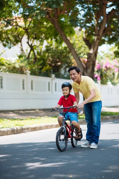 Aprender a andar en bicicleta — Foto de Stock