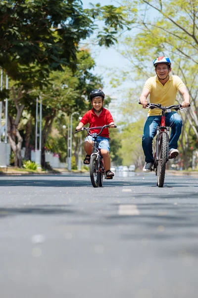 Pai e filho de bicicleta — Fotografia de Stock