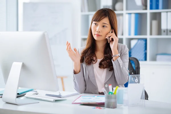 Hablando por teléfono — Foto de Stock