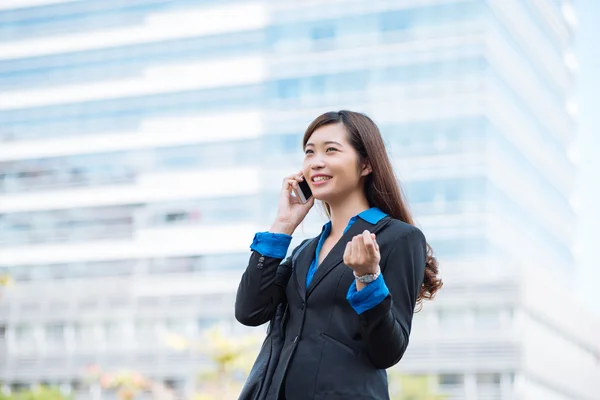 Spiegare qualcosa al telefono — Foto Stock