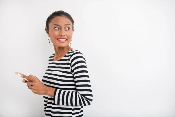 Mulher bonita com smartphone — Fotografia de Stock