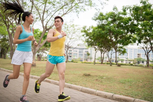 对夫妇在公园慢跑 — 图库照片