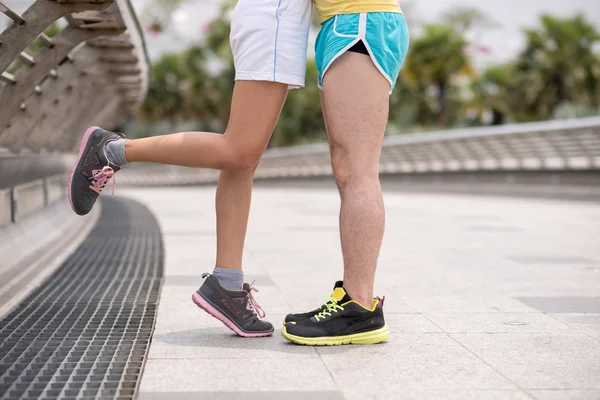 Sporty couple kissing — Stock Photo, Image