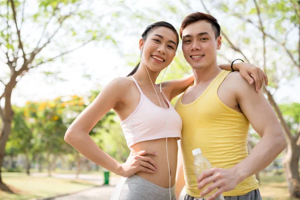 Jonge sportieve paar — Stockfoto