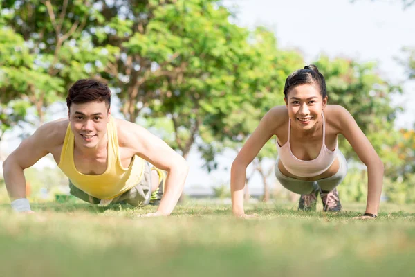 Coppia facendo press-up — Foto Stock