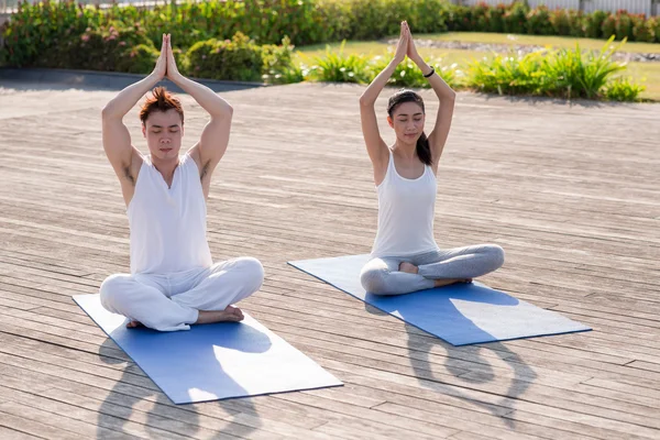 Yoga yapan çift — Stok fotoğraf