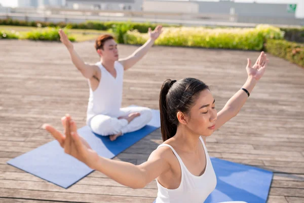 Persone che praticano asana — Foto Stock