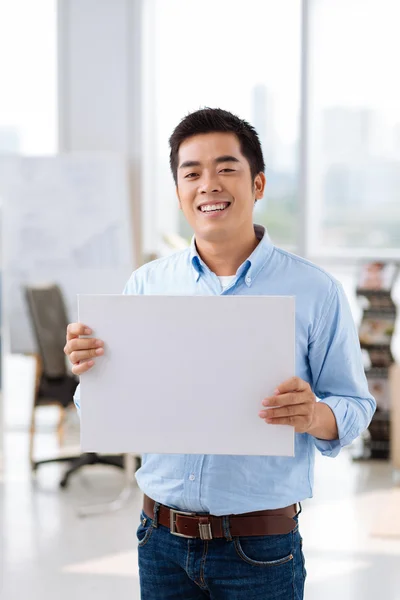 Empresário mostrando cartaz — Fotografia de Stock