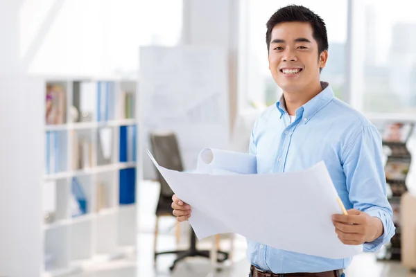 Young engineer with blueprint — Stock Photo, Image