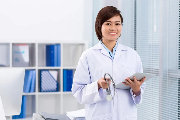 Arzt hält Tablet-Computer in der Hand — Stockfoto