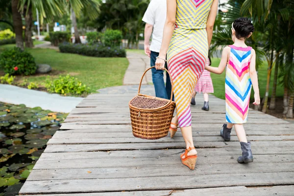 Familie gonna picknick — Stockfoto