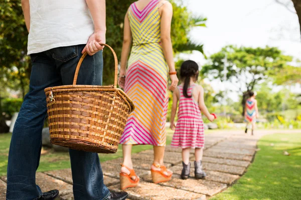 Família caminhando no parque — Fotografia de Stock