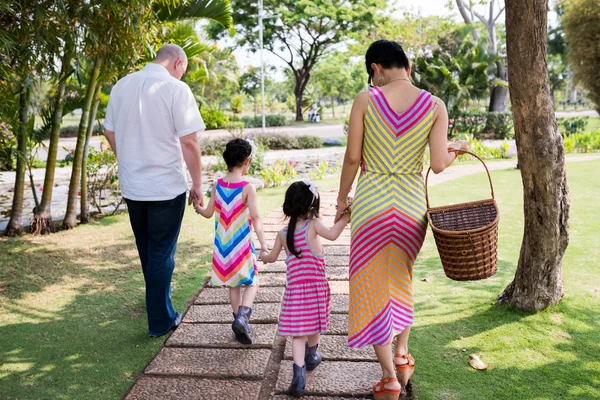 Família caminhando no parque — Fotografia de Stock