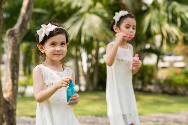 Flickor leker med såpbubblor — Stockfoto