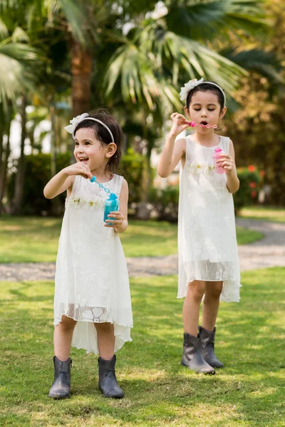 Meisjes spelen met zeepbellen — Stockfoto