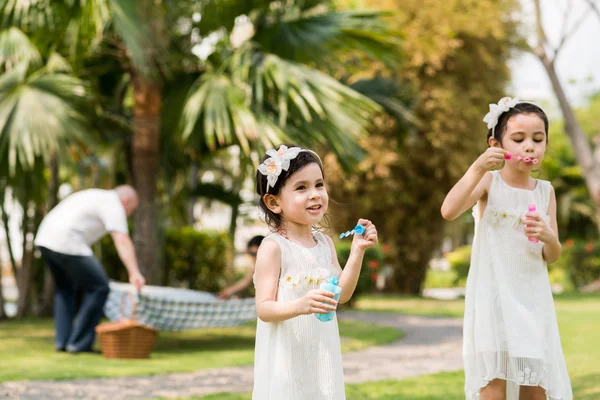 Les filles jouent avec des bulles de savon — Photo