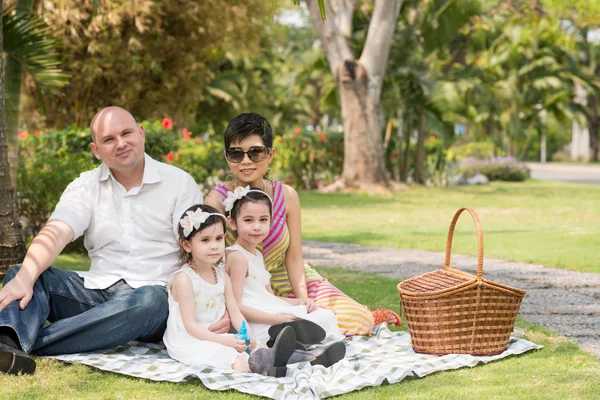 Rodzina pikniku — Zdjęcie stockowe
