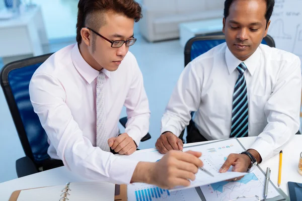 Examen de los documentos financieros — Foto de Stock