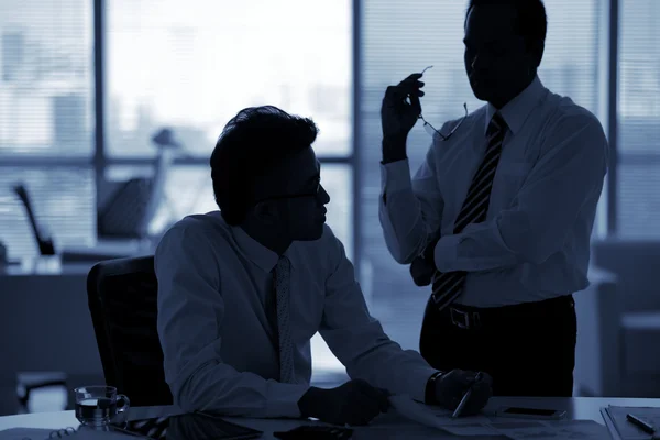 Colleagues working on financial report — Stock Photo, Image