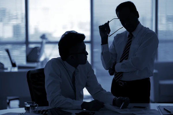 Colleghi che lavorano alla relazione finanziaria — Foto Stock