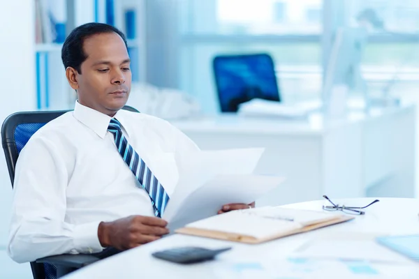 Reading business document — Stock Photo, Image