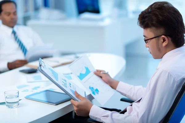 Manager analyzing documents — Stock Photo, Image