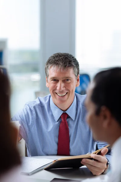 Sonriente hombre de negocios de mediana edad — Foto de Stock