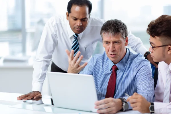 Gente de negocios discutiendo información — Foto de Stock