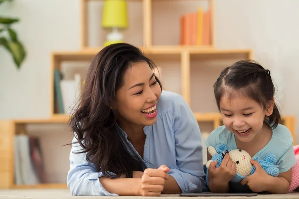 Cartoon kijken samen — Stockfoto