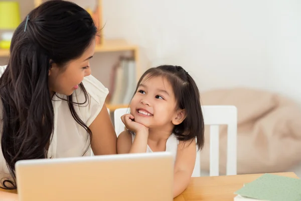 Madre e hija usando laptop — Foto de Stock