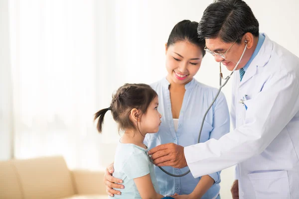 Medico visita bambina — Foto Stock