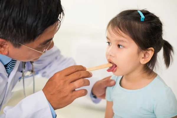 Usando depresor de lengua —  Fotos de Stock