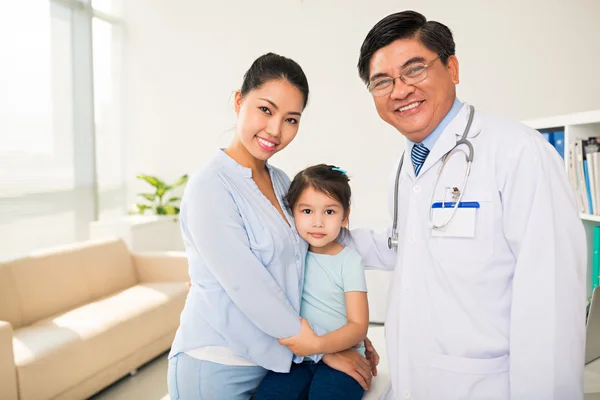 Madre e hija en pediatra — Foto de Stock