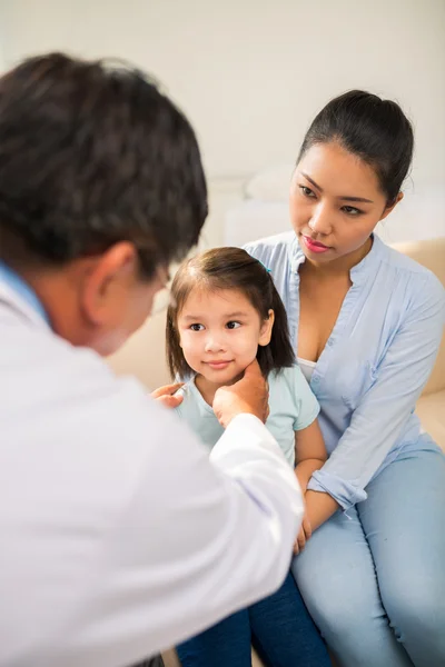 Arzt überprüft Schilddrüse — Stockfoto