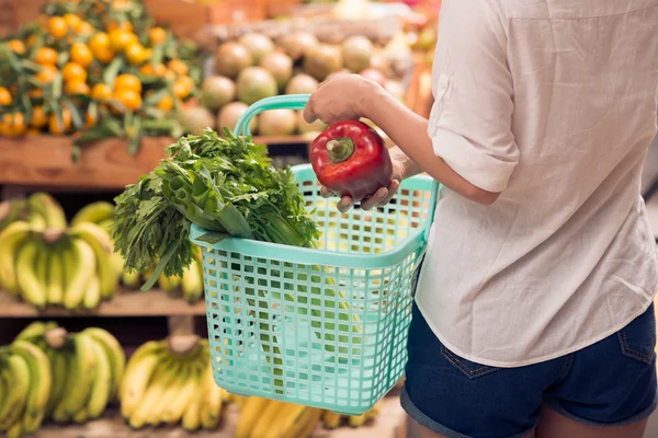 Att välja grönsaker och grönsaker — Stockfoto