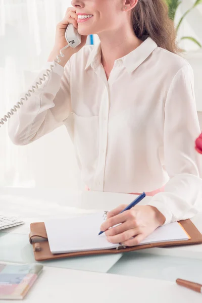 Business lady talking on telephone — Stock Photo, Image