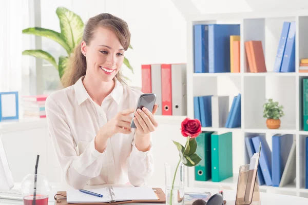 Business woman typing message — Stock Photo, Image