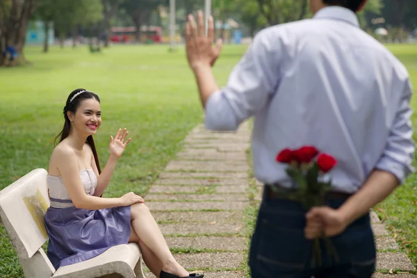 Couple meeting in the park — Stock Photo, Image