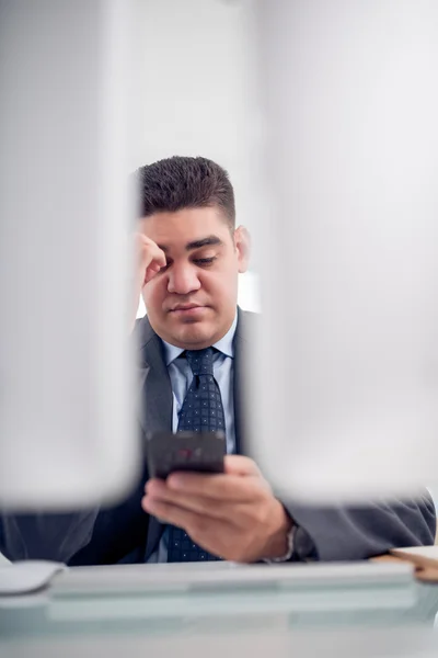 Geschäftsmann liest Nachricht vor — Stockfoto