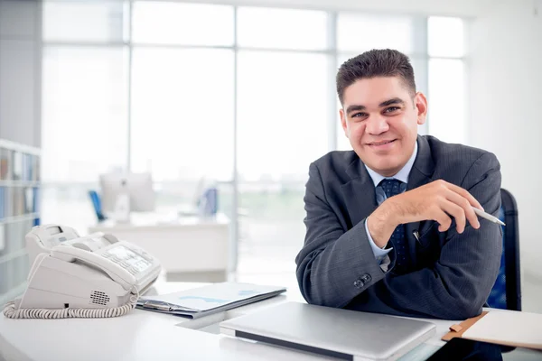 Empreendedor alegre no local de trabalho — Fotografia de Stock