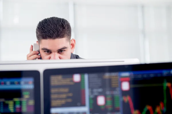 Financial analyst calling on telephone — Stock Photo, Image