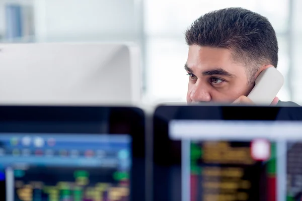 Finansanalytiker ringa på telefon — Stockfoto