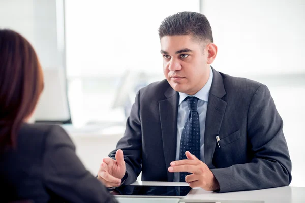 Empregador falando com o candidato — Fotografia de Stock