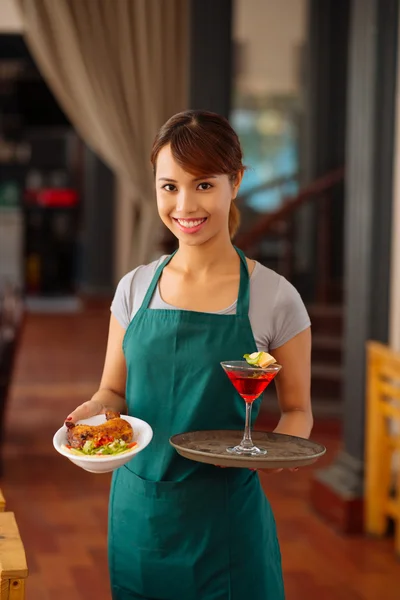 Vackra vietnamesiska servitris — Stockfoto