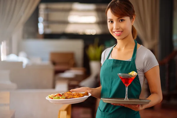 Cameriera che trasporta piatto e cocktail — Foto Stock