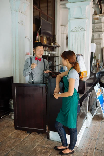 Garson barmen için konuşuyor — Stok fotoğraf